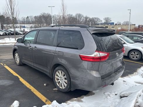 Used 2017 Toyota Sienna XLE image 3
