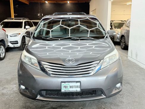 Used 2017 Toyota Sienna Limited Premium image 2