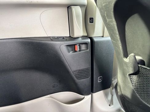 Used 2024 Chrysler Pacifica Touring-L image 25