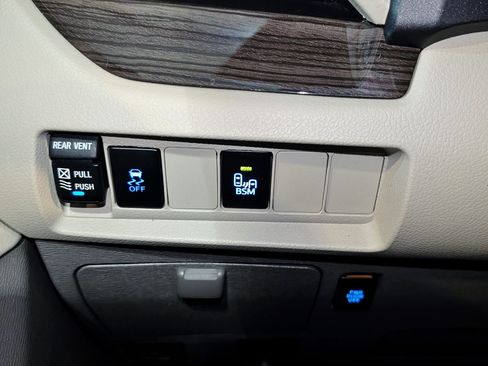 Used 2017 Toyota Sienna FWD image 43