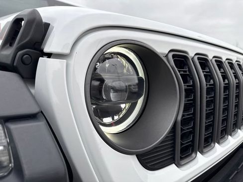Used 2025 Jeep Wrangler Unlimited Rubicon AWD/4WD image 9