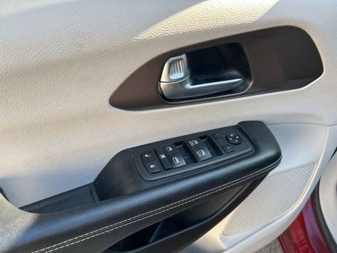 Used 2021 Chrysler Voyager Lxi image 13
