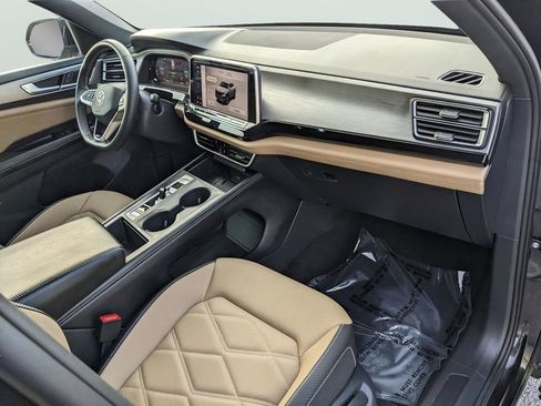 Certified 2025 Volkswagen Atlas Cross Sport SE image 11