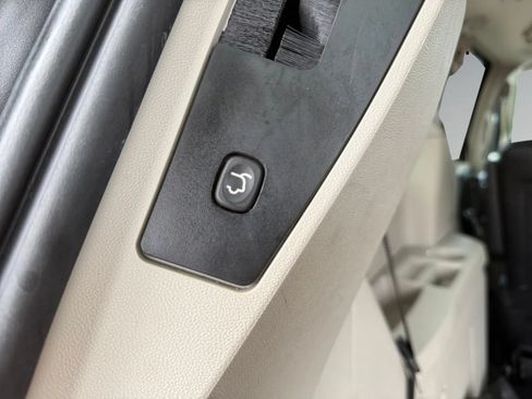 Used 2016 Chrysler Town & Country Touring-L w/ Driver Convenience Group FWD image 11