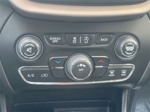 Used 2016 Jeep Cherokee Latitude w/ Cold Weather Group image 23