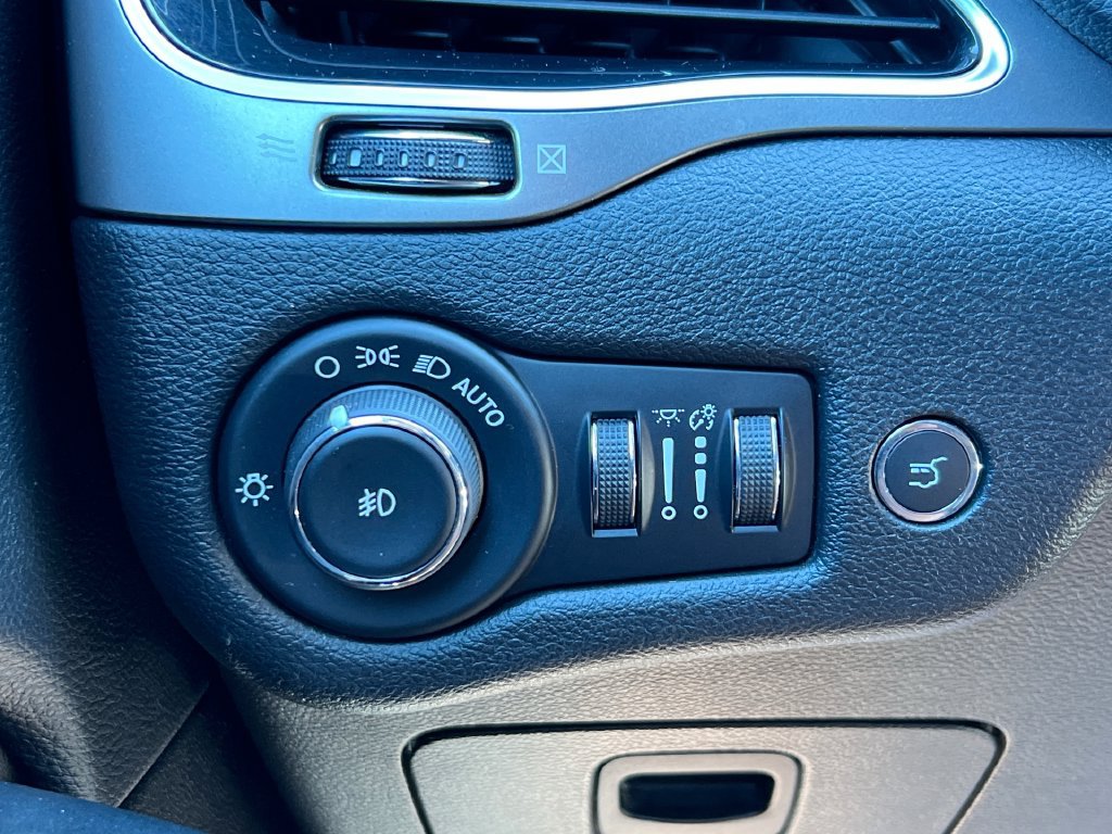 Used 2020 Jeep Cherokee Limited AWD/4WD image 33