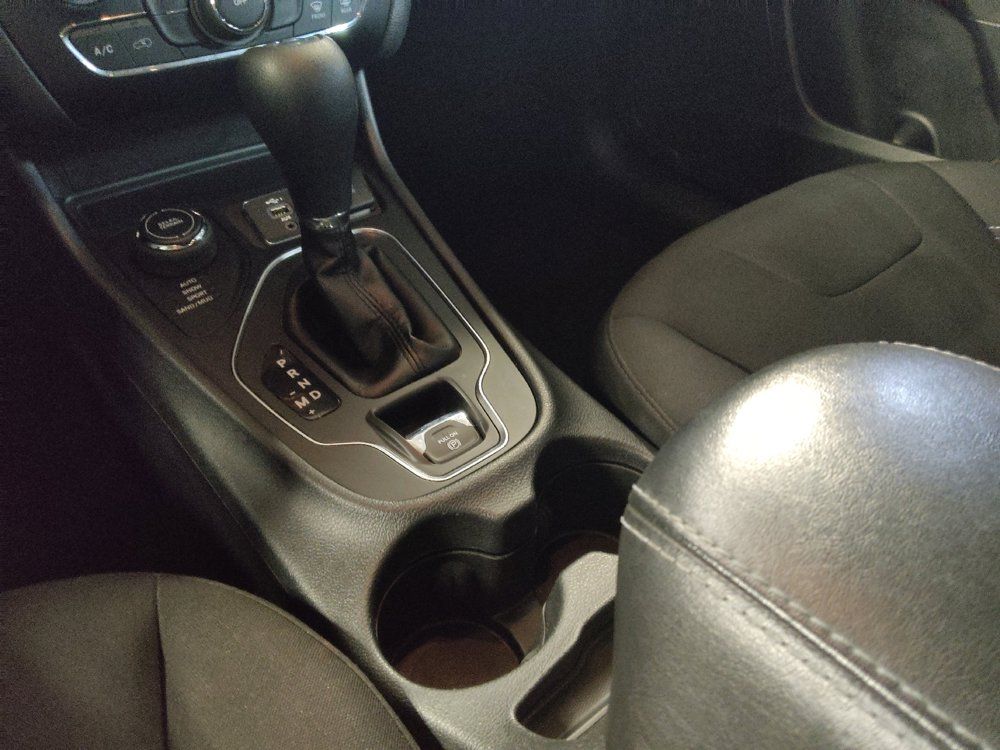 Used 2020 Jeep Cherokee Latitude w/ Cold Weather Group AWD/4WD image 26