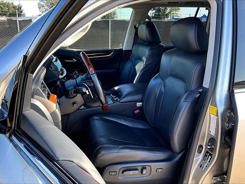 Used 2020 Lexus LX 570 4WD w/ Luxury Package image 7