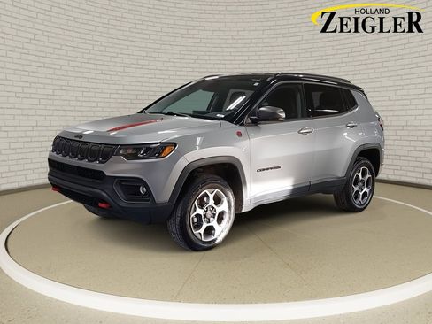 Used 2022 Jeep Compass Trailhawk w/ Trailhawk Convenience Group image 1