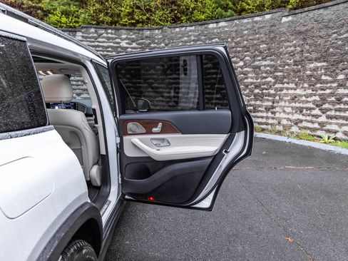 Used 2024 Mercedes-Benz GLS 450 4MATIC image 17
