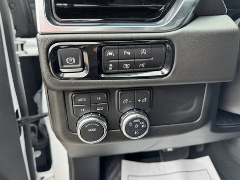 Used 2025 GMC Yukon Denali AWD/4WD image 15