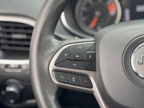 Used 2020 Jeep Cherokee Latitude FWD image 10