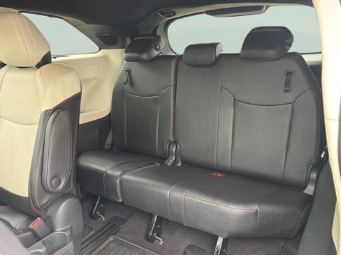 Used 2025 Toyota Sienna Platinum AWD/4WD image 30