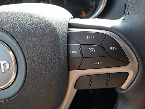 Used 2018 Jeep Grand Cherokee Altitude image 22