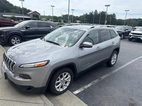 Used 2016 Jeep Cherokee Latitude FWD image 1
