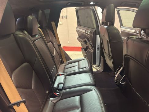 Used 2016 Porsche Cayenne Turbo AWD/4WD image 28