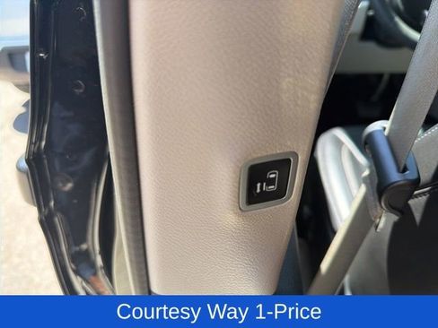 Used 2023 Chrysler Pacifica Touring-L FWD image 13