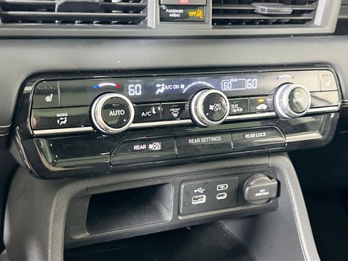 Used 2023 Honda Pilot Touring image 16