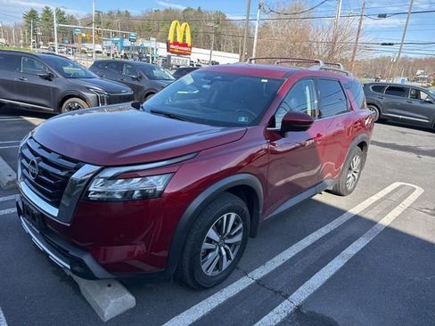 Used 2024 Nissan Pathfinder SL image 2