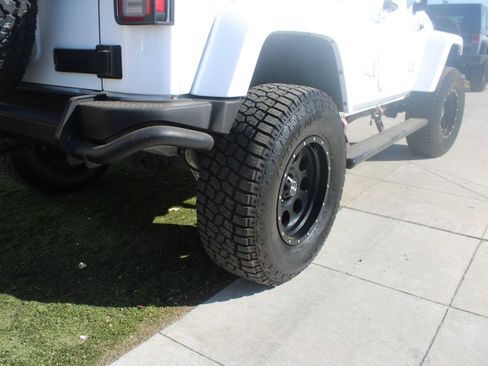 Used 2017 Jeep Wrangler Unlimited Sahara image 31