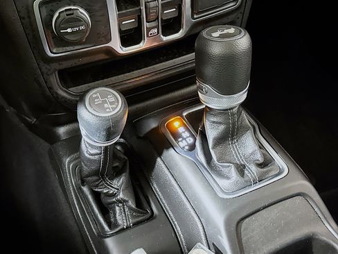 Used 2025 Jeep Wrangler Unlimited Sahara image 18