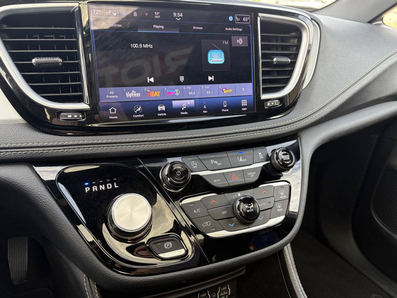 Used 2025 Chrysler Pacifica Limited FWD image 18