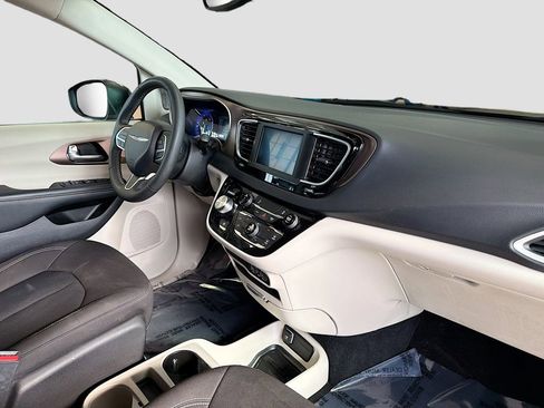 Used 2023 Chrysler Voyager LX image 29