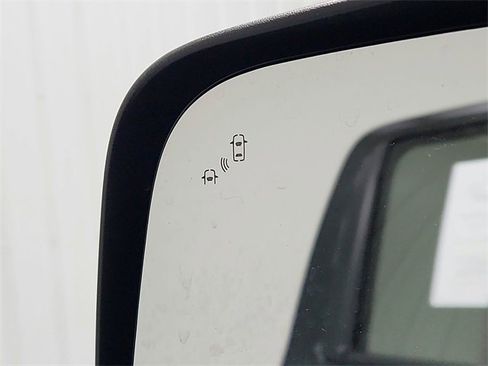 Used 2023 Nissan Titan SV w/ SV Convenience Package image 21