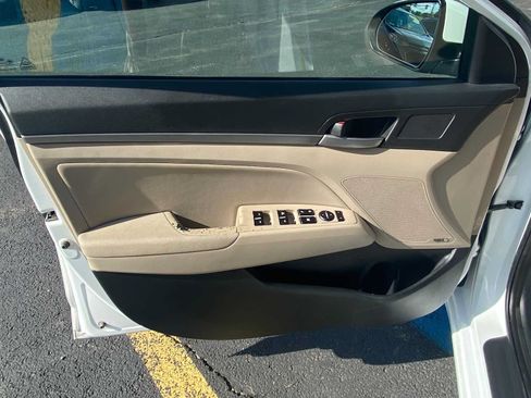 Used 2017 Hyundai Elantra Limited w/ Limited Tech Package 04 FWD image 29