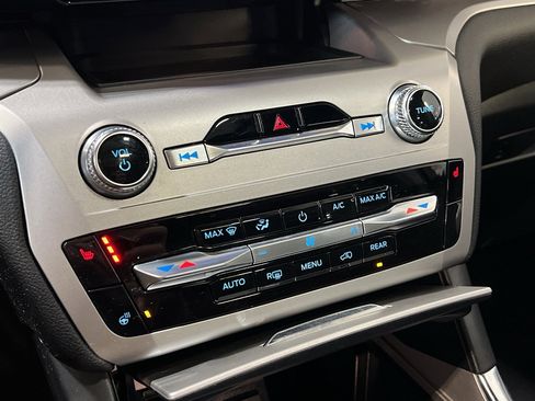 Used 2022 Ford Explorer XLT w/ Equipment Group 202A image 21