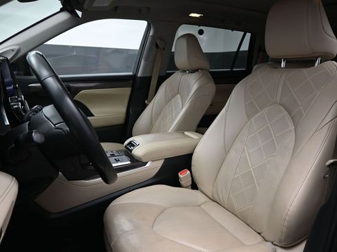 Used 2023 Toyota Highlander Platinum image 17