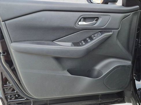 Used 2024 Nissan Rogue SV FWD image 11