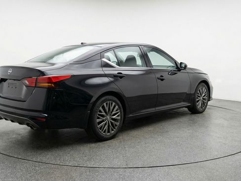 Used 2025 Nissan Altima 2.5 SV FWD image 9
