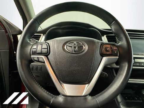 Used 2016 Toyota Highlander XLE w/ Four Season Floor Mat Package AWD/4WD image 11