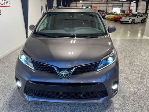 Used 2019 Toyota Sienna SE Premium image 12