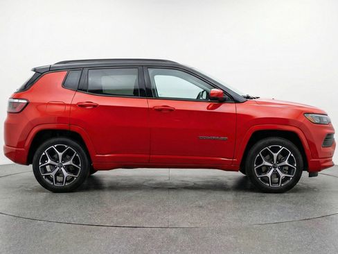 Used 2025 Jeep Compass Limited image 11