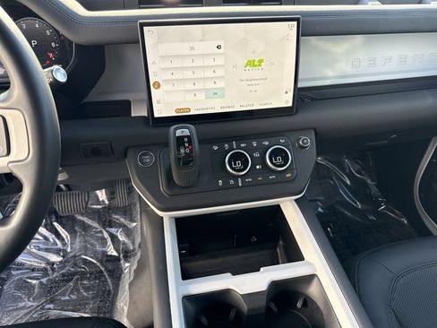 Used 2025 Land Rover Defender 110 S image 21