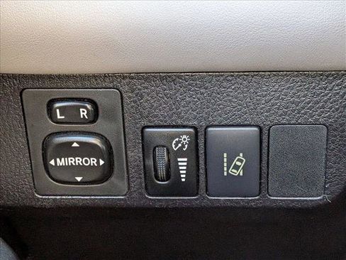 Used 2017 Toyota RAV4 XLE FWD image 6