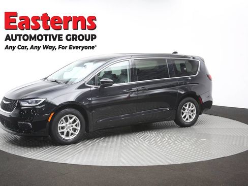Used 2023 Chrysler Pacifica Touring-L FWD image 59
