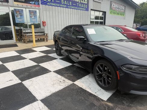Used 2019 Dodge Charger SXT w/ Blacktop Package RWD image 4
