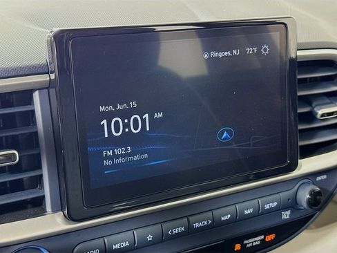 Certified 2024 Hyundai Venue Limited FWD image 17