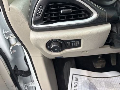 Used 2022 Chrysler Pacifica Touring-L w/ Uconnect Theater Family Group image 19