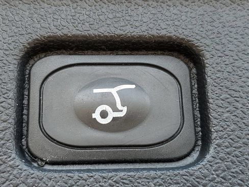 Used 2017 Ford Explorer XLT w/ Equipment Group 202A AWD/4WD image 38