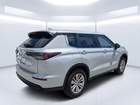 Used 2025 Mitsubishi Outlander ES FWD image 3