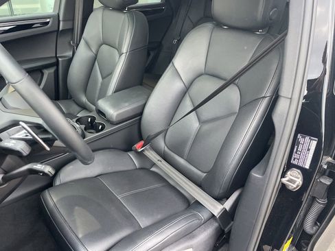 Certified 2025 Porsche Macan image 5