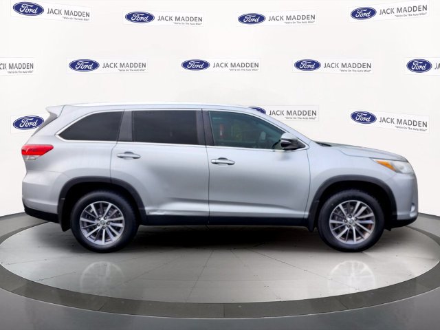 Used 2019 Toyota Highlander XLE AWD/4WD image 6