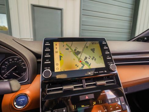 Used 2019 Toyota Avalon Limited image 18