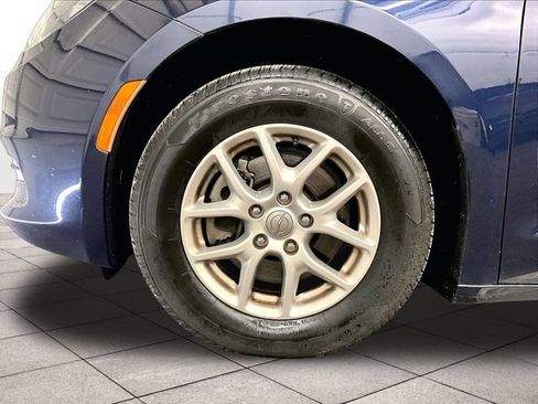 Used 2017 Chrysler Pacifica Touring FWD image 8