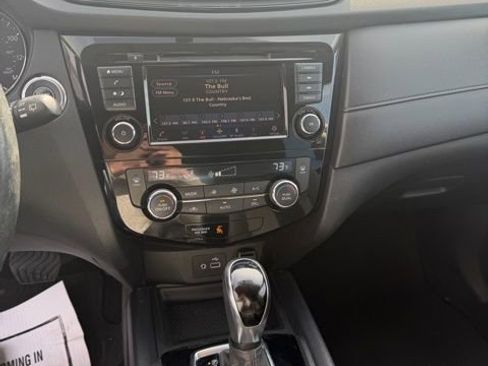 Used 2018 Nissan Rogue SV image 12