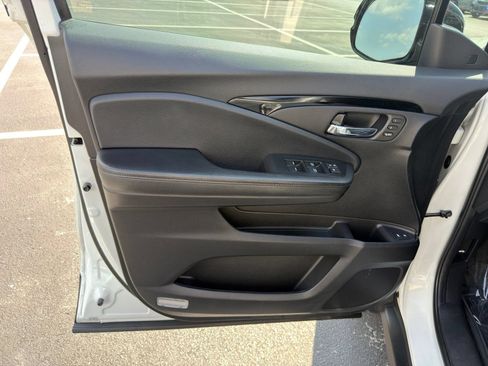 Used 2022 Honda Pilot Touring image 11